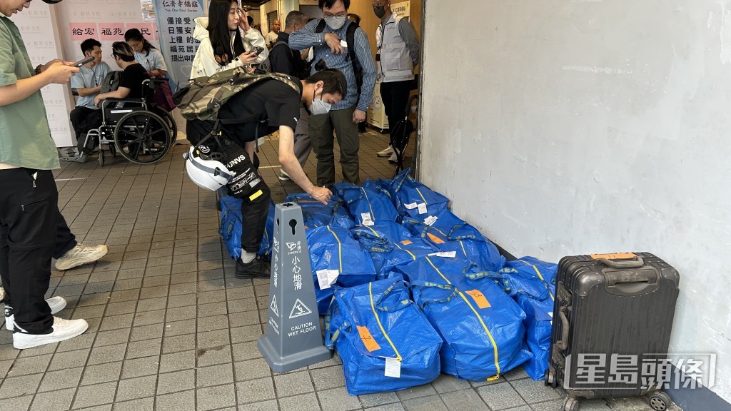 郭先生執了13袋物品。