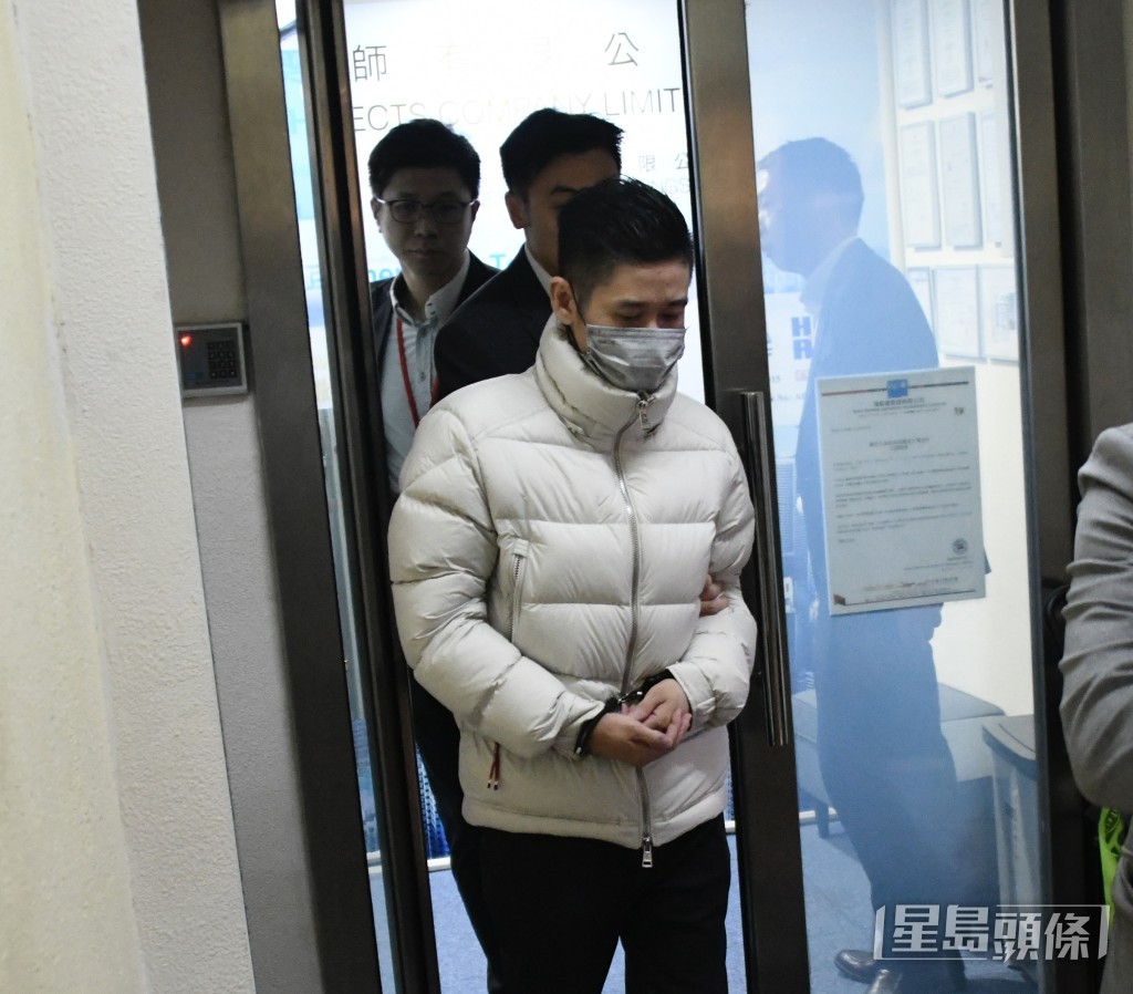 調查人員逗留約一個小時後帶走涉案男子。楊偉亨攝