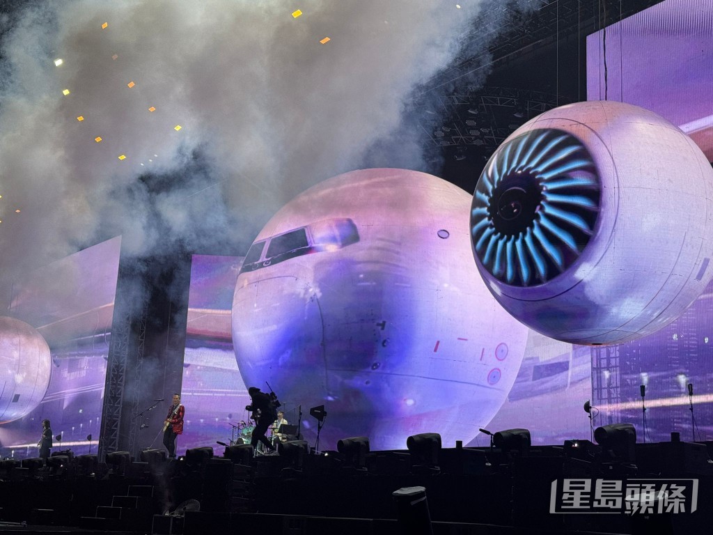 五月天表示今次全新場地全面升級,攜手呈獻球體巨型LED舞台裝置,打造震撼的視覺效果,搭配頂級聲光技術,與香港歌迷「太平山下和你再乾一杯,再聚細數25年點點滴滴」。 五月天表示今次全新場地全面升級,攜手呈獻球體巨型LED舞台裝置,打造震撼的視覺效果,搭配頂級聲光技術,與香港歌迷「太平山下和你再乾一杯,再聚細數25年點點滴滴」。