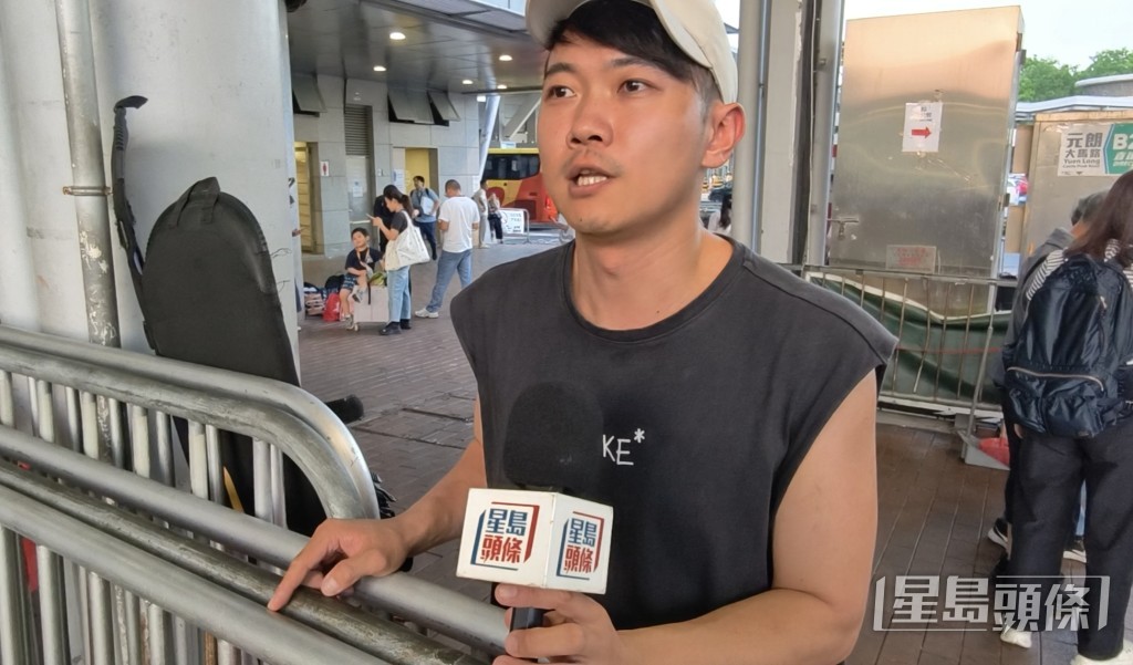 周先生「驚聽日太多人」，因此今日下午提早北上。黃文威攝