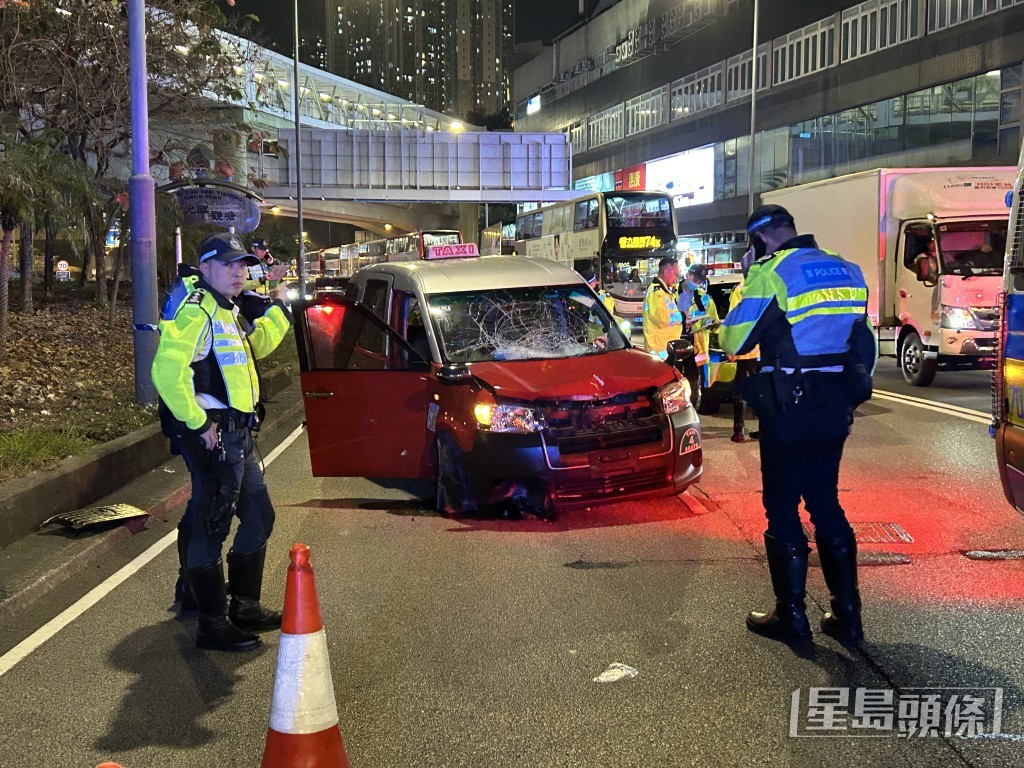 的士車頭冚摺起,擋風玻璃碎裂。 的士車頭冚摺起,擋風玻璃碎裂。