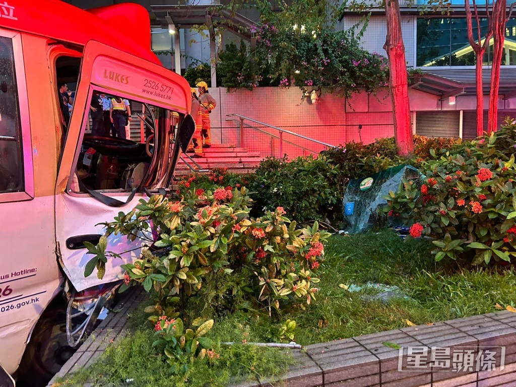 小巴車頭凹陷，擋風玻璃甩脫。