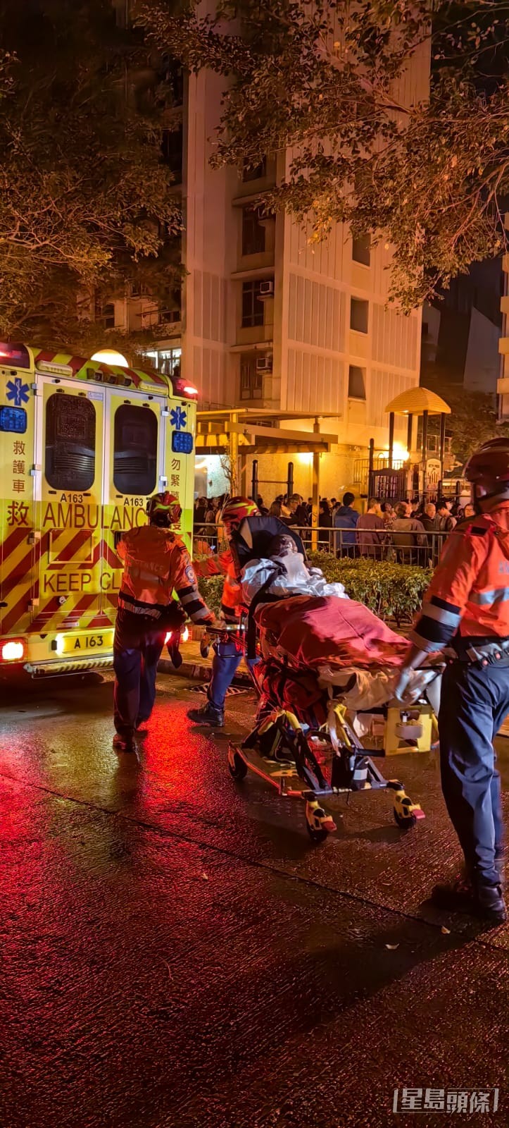 消防接報到場開喉撲救，救出一名男子，他身體多處被嚴重燒傷，清醒送院治理。