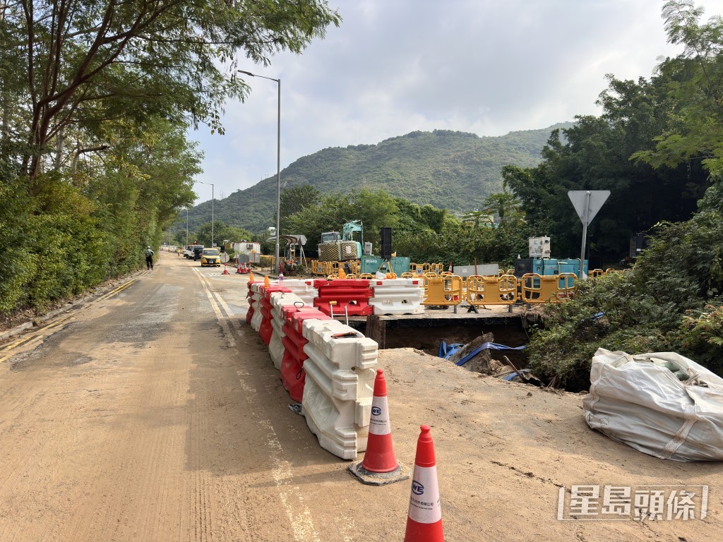 工人搶修水管。梁國峰攝 工人搶修水管。梁國峰攝