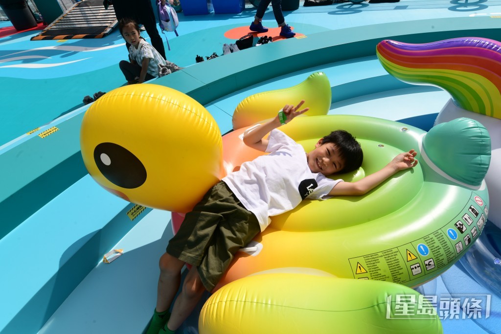 有小朋友在此玩乐。陈极彰摄
