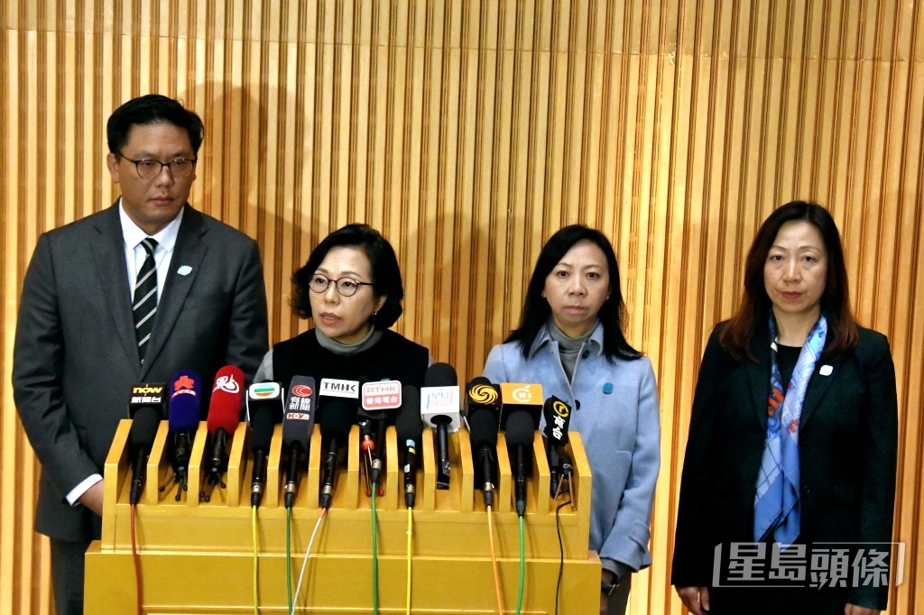 麥美娟（左二）宣布，政府引用建築物條例，向土地審裁處申請解散現任宏福苑法團管委會。何健勇攝