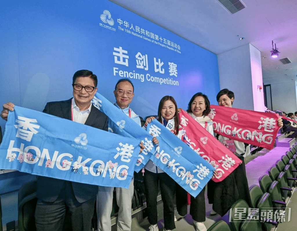 罗淑佩与一众局长到场见证港队夺冠一刻。 左起：保安局局长邓炳强、政制及内地事务局局长曾国衞、文体旅局局长罗淑佩、民政事务局局长麦美娟、房屋局局长何永贤。罗淑佩fb