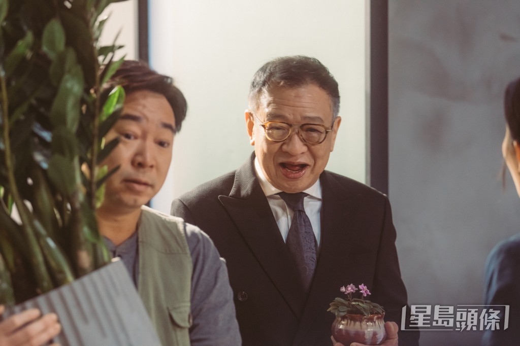 劇中許紹雄其招牌的「暖心微笑」。