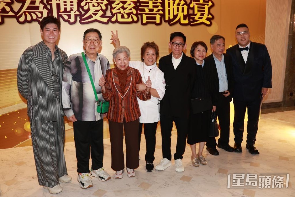 张与辰、刘洋、罗兰、胡枫、“三姐”萧秀香在名厨慈善晚宴活动聚头。