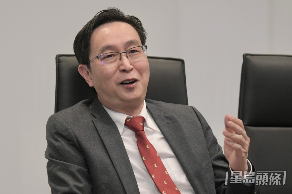 新創建行政總裁馬紹祥辭任,並在新世界出任首席營運總監,協助行政總裁鄭志剛處理新世界香港業務的日常管理及營運。 新創建行政總裁馬紹祥辭任,並在新世界出任首席營運總監,協助行政總裁鄭志剛處理新世界香港業務的日常管理及營運。