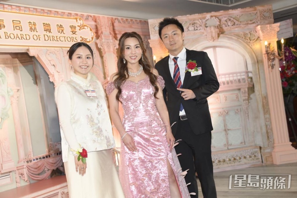 今次夫婦是來支持董事局主席羅穎怡(中)。