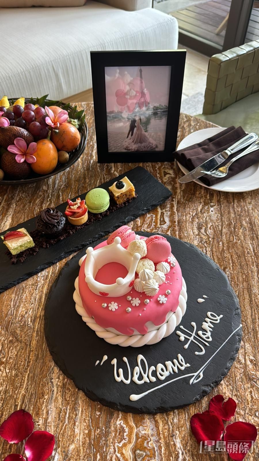 酒店送上祝贺蛋糕。