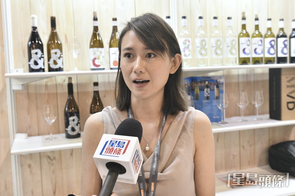 澳洲葡萄酒參展商亞洲區經理倪小姐表示,疫情期間有3至4年沒有外出參展,推廣上遇到困難。盧江球攝 澳洲葡萄酒參展商亞洲區經理倪小姐表示,疫情期間有3至4年沒有外出參展,推廣上遇到困難。盧江球攝