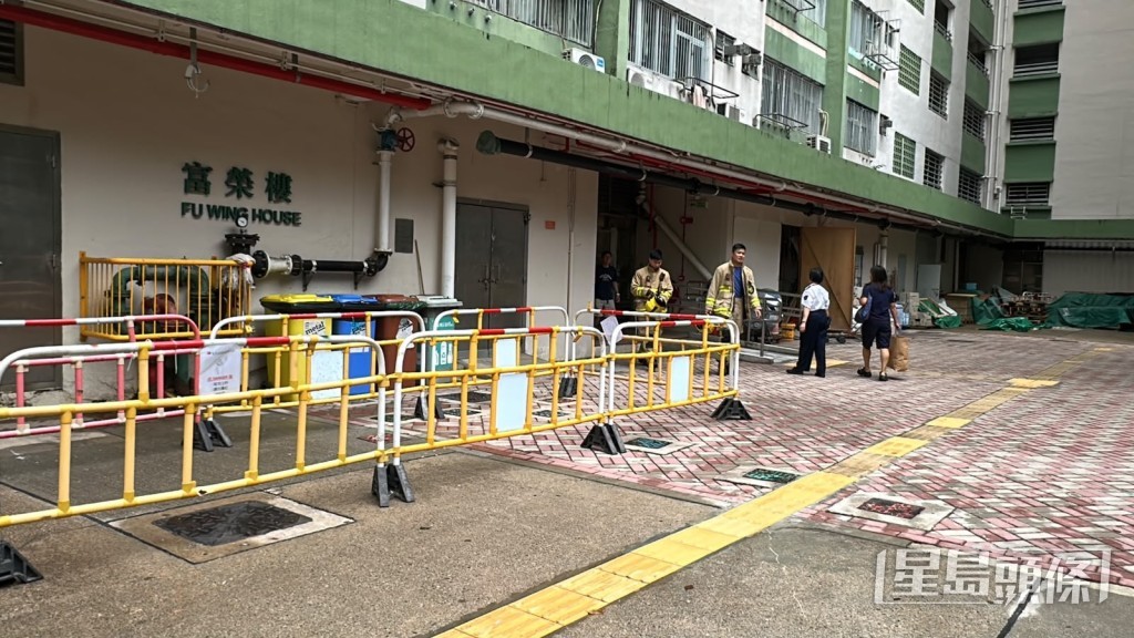 大窩口邨富榮樓一單位冒煙。劉漢權攝 大窩口邨富榮樓一單位冒煙。劉漢權攝