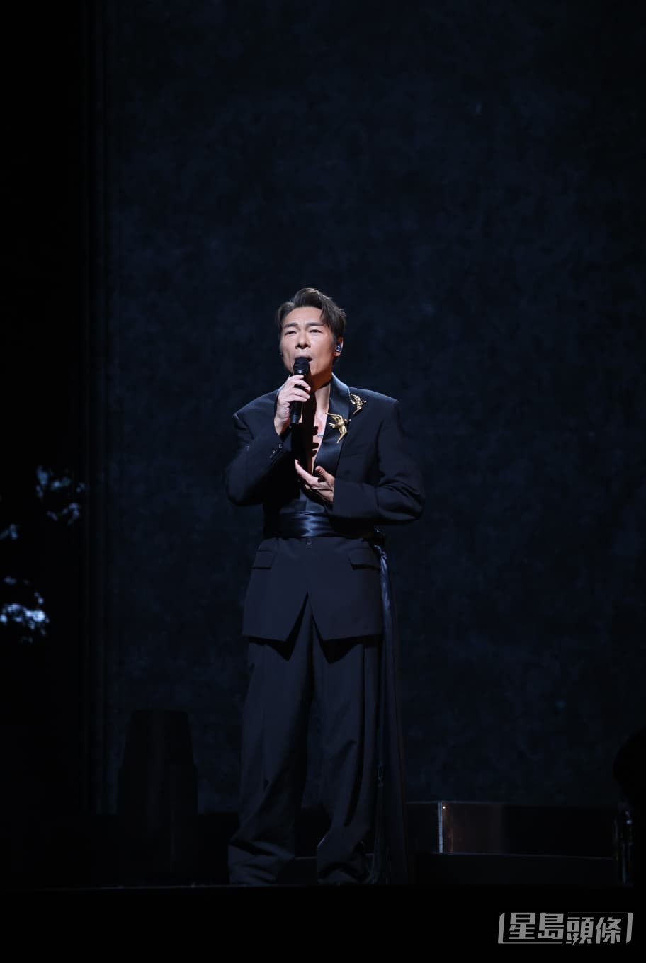 許志安全情投入演唱，歌聲感動全場。