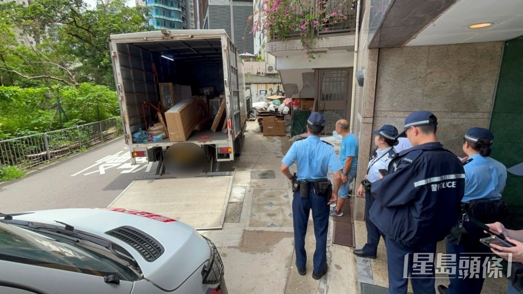 工人由尾板墮下受傷,警員到場調查。楊偉亨攝 工人由尾板墮下受傷,警員到場調查。楊偉亨攝