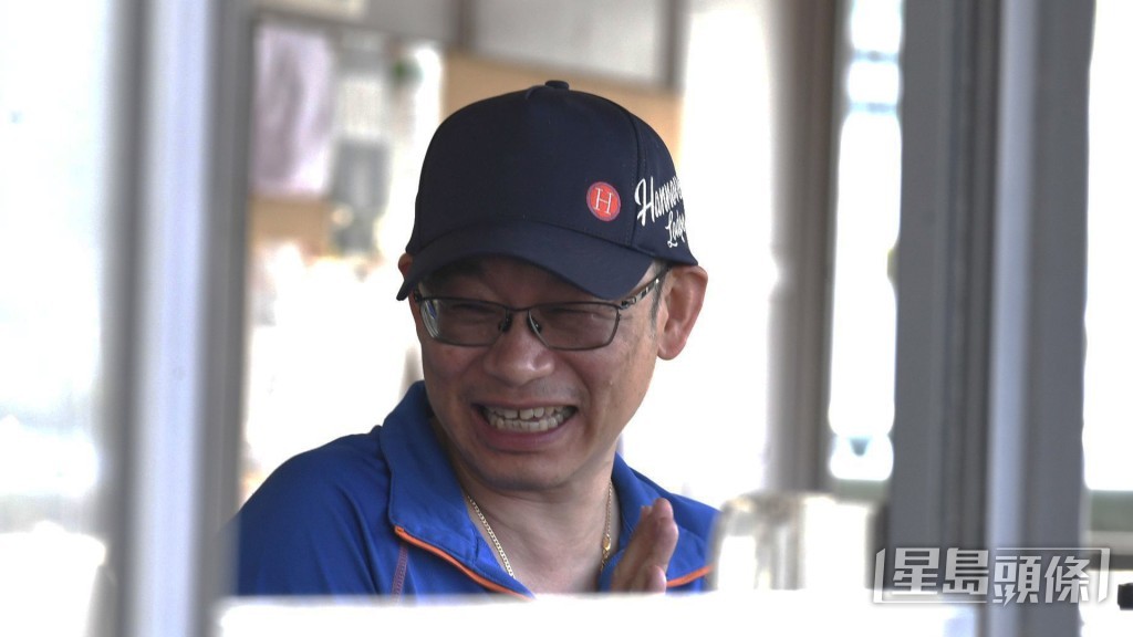 丁冠豪与吕卓贤昨朝一齐睇住「金快飞飞」出跳，课后更齐齐赶到机坪接马。