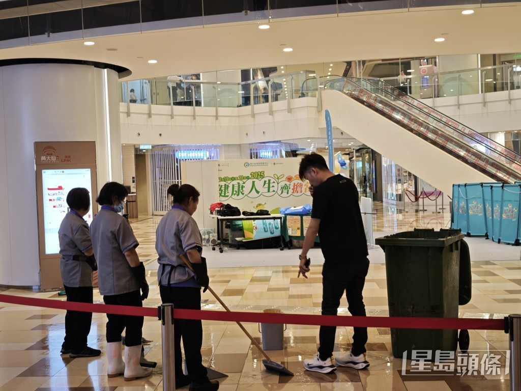 商場出動多人使用水刮清理現場。