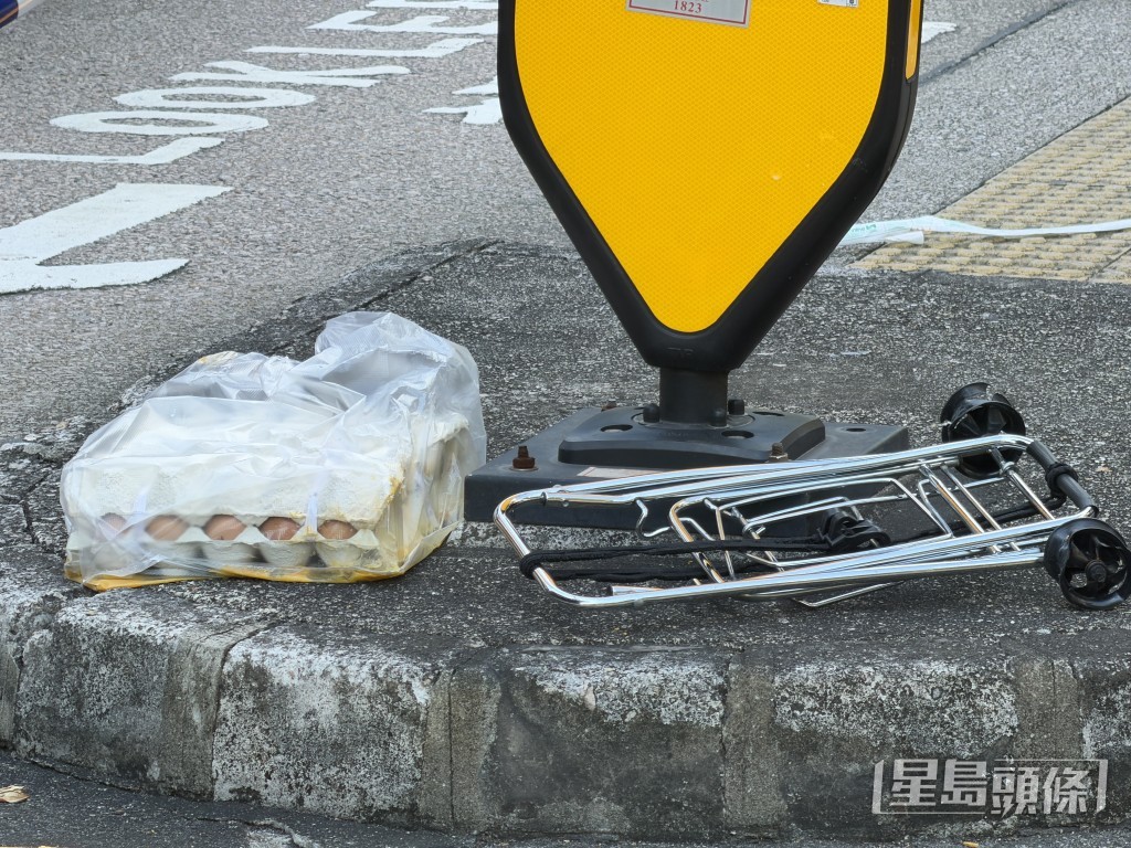 安全島上遺下手推車及一盤雞蛋。梁國峰攝 安全島上遺下手推車及一盤雞蛋。梁國峰攝