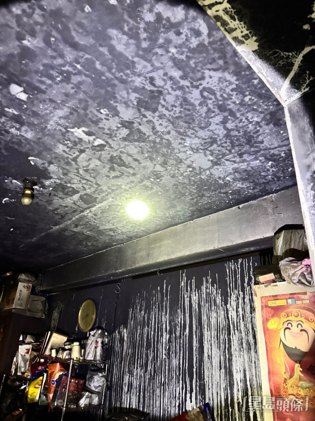 天花板熏黑。唐小姐提供照片