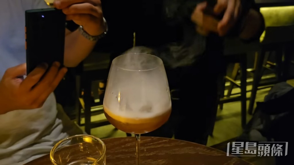 呢杯出煙嘅飲品叫Gent's O’Clock,煙燻蘋果木與乾無花果真空低溫烹調黑麥、馬德拉酒、咖啡豆楓糖漿和金巴利奶油 呢杯出煙嘅飲品叫Gent's O’Clock,煙燻蘋果木與乾無花果真空低溫烹調黑麥、馬德拉酒、咖啡豆楓糖漿和金巴利奶油