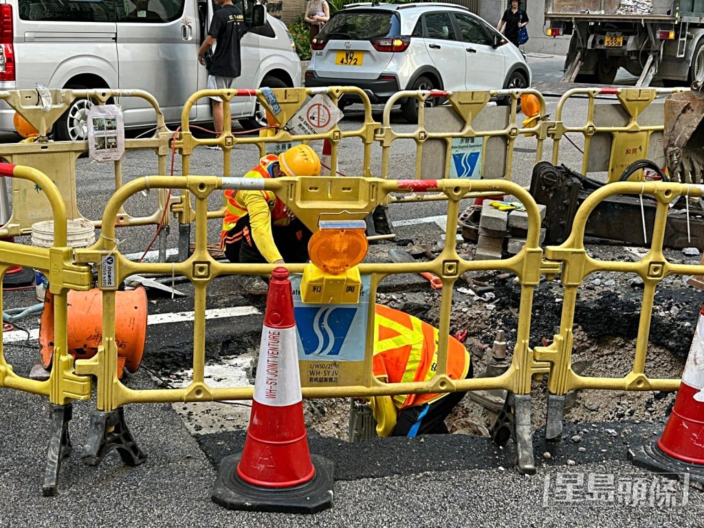 水務署人員搶救破損水管。曾志恆攝 水務署人員搶救破損水管。曾志恆攝