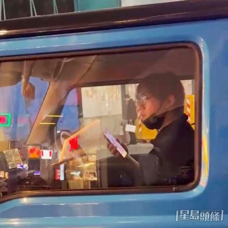 姜濤撞毀了60萬的戰車,要轉開平價日本車代步。 姜濤撞毀了60萬的戰車,要轉開平價日本車代步。