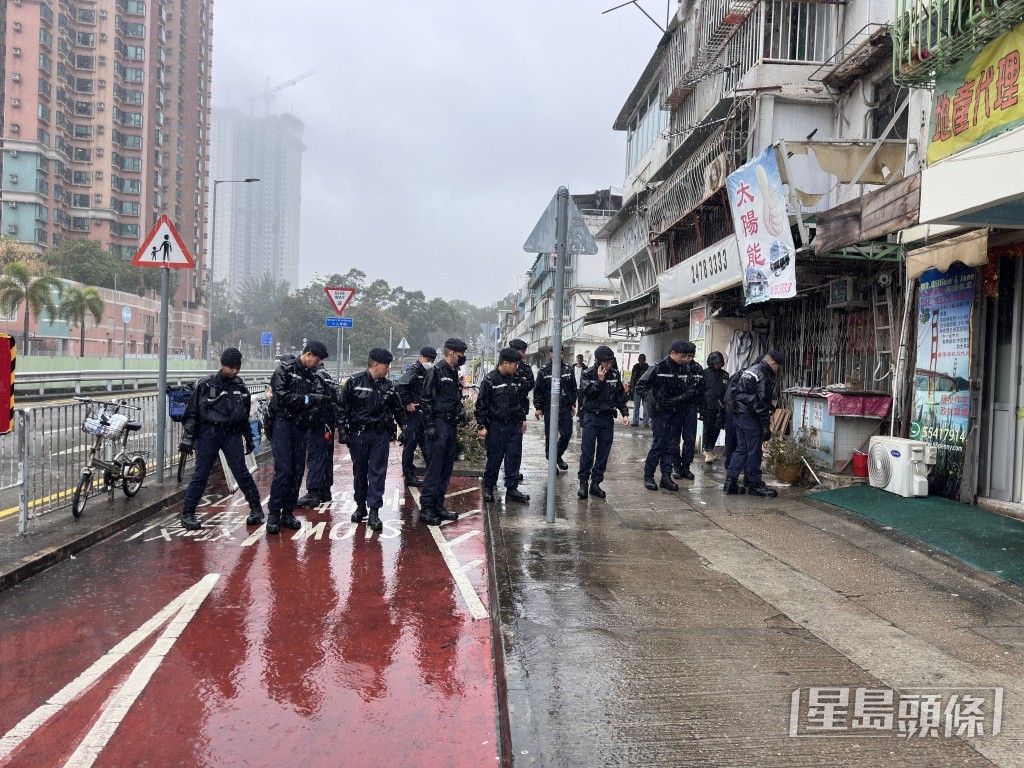 大批機動部隊到場搜證。梁國峰攝