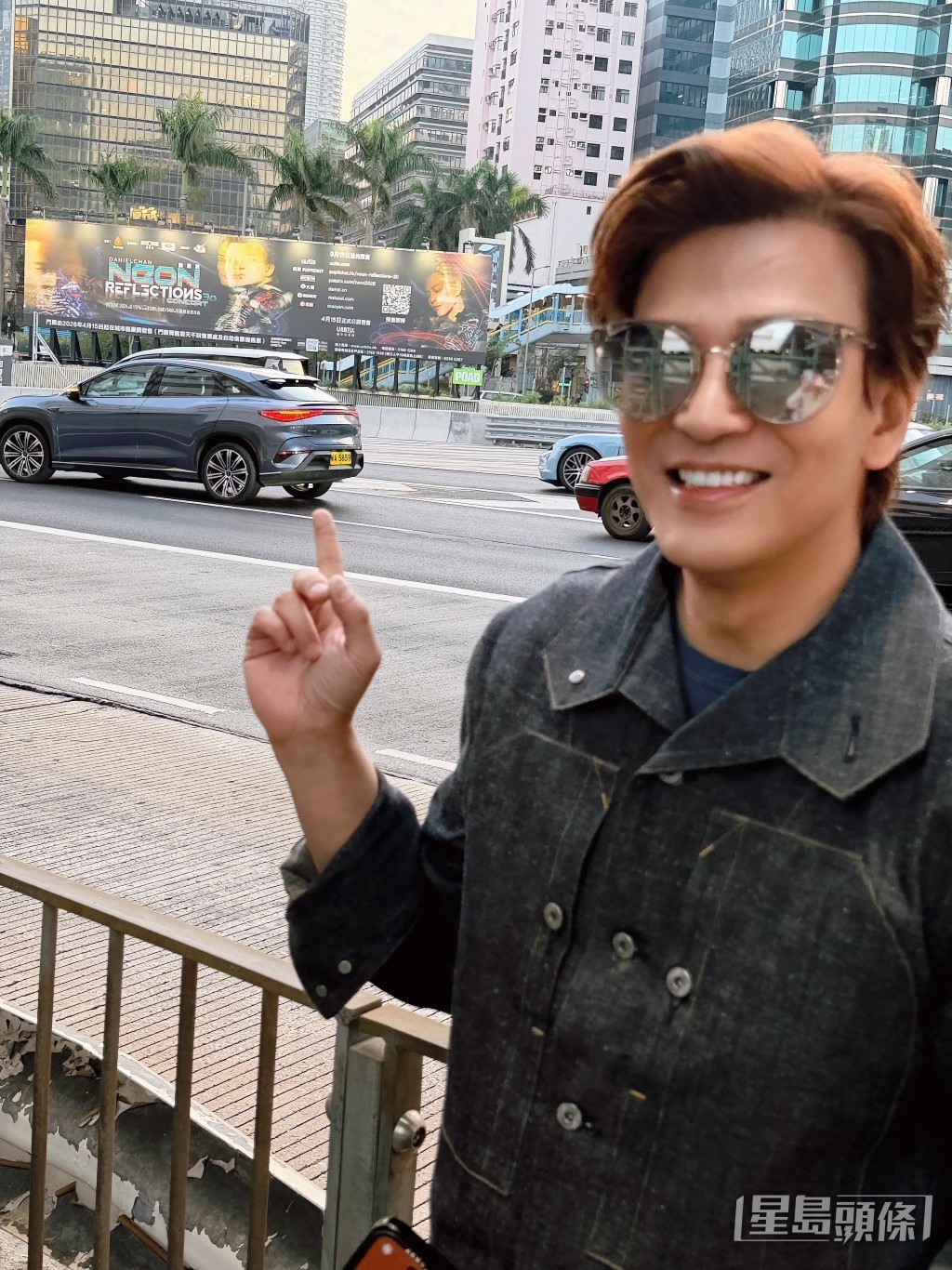 東東特地到隧道口，為紅館個唱大型廣告板打卡造勢。