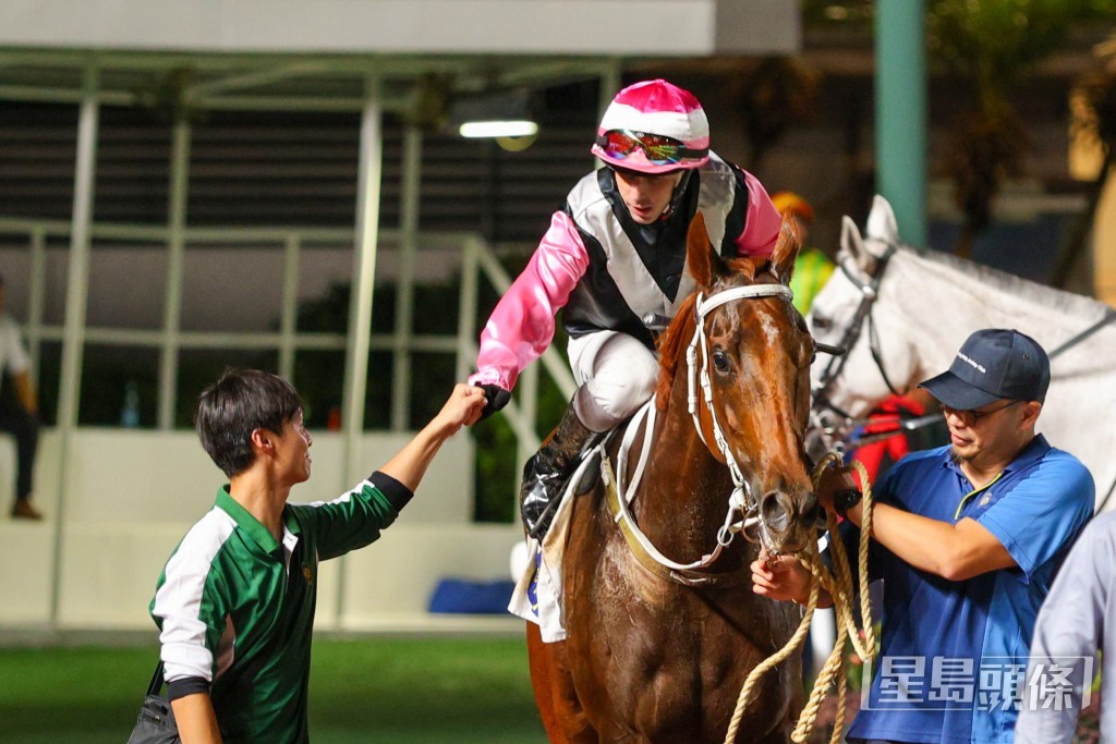艾道拿再為告東尼勝出分級賽後在解鞍處祝捷。 艾道拿再為告東尼勝出分級賽後在解鞍處祝捷。