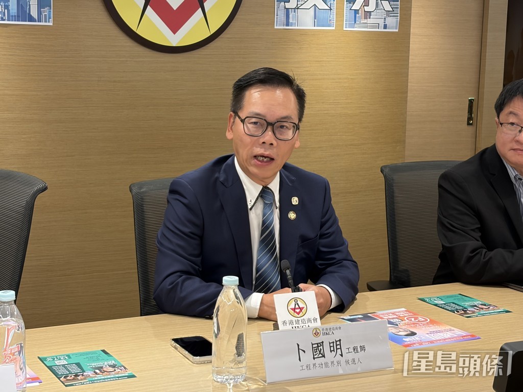 卜國明認為可多用「國標」，不應只用「歐標」、「美標」，形容「黑貓白貓 ，捉到老鼠就係好貓」。