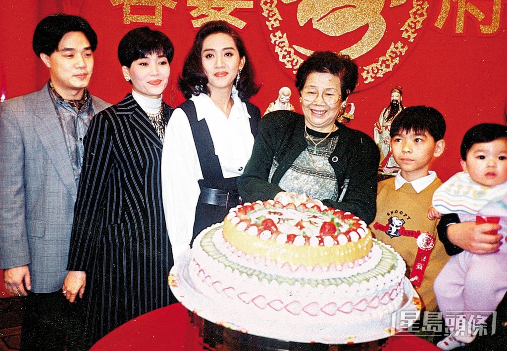 梅媽早年喪夫，創辦「錦霞歌舞團」養育子女，梅艷芳（左三）及梅愛芳（左一）都曾跟媽媽賣藝。