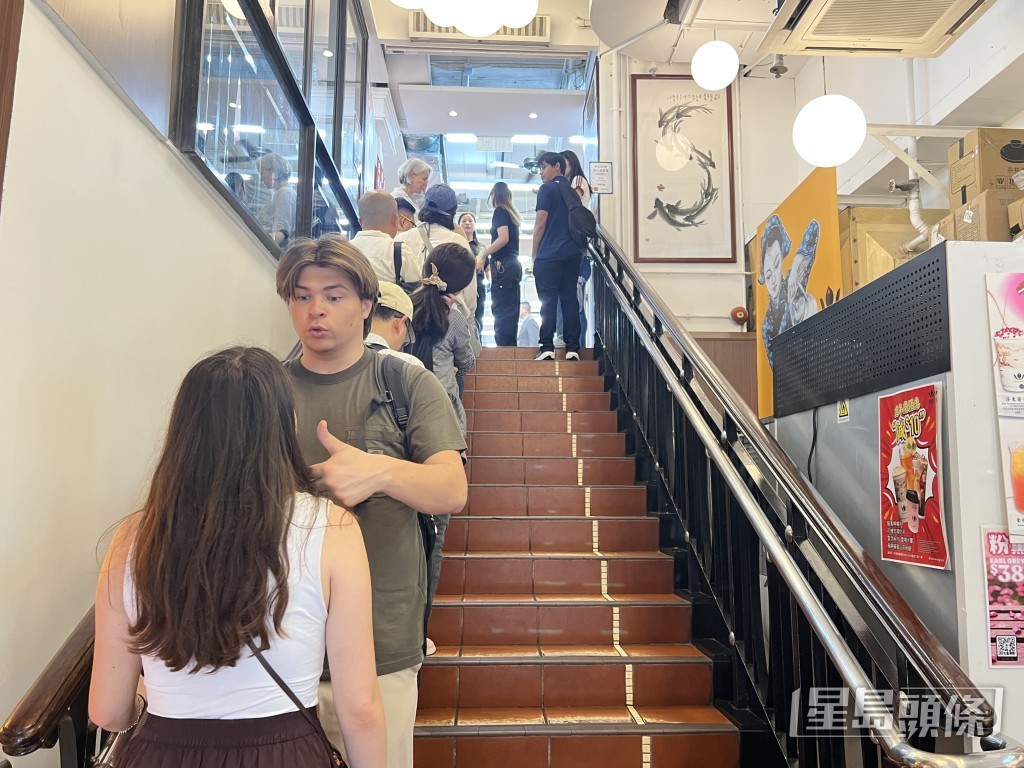 雖已過午飯時間,但店內仍有排隊人龍。曹露尹攝 雖已過午飯時間,但店內仍有排隊人龍。曹露尹攝