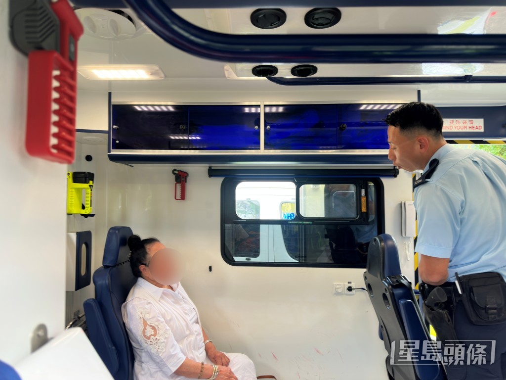 84歲女司機輕傷送院。梁國峰攝 84歲女司機輕傷送院。梁國峰攝