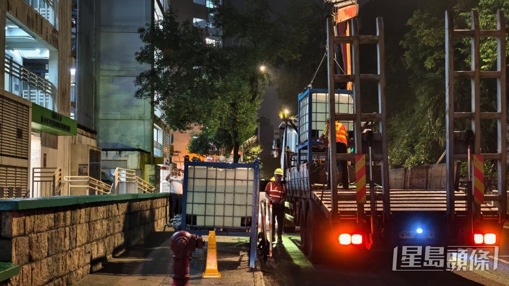 大部分樓宇已恢復供水,水務署陸續撤走水箱。 大部分樓宇已恢復供水,水務署陸續撤走水箱。