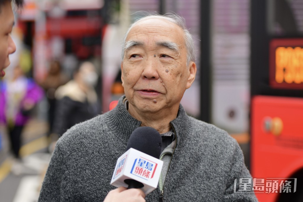 不願透露姓氏的過海市民。（歐樂年攝）