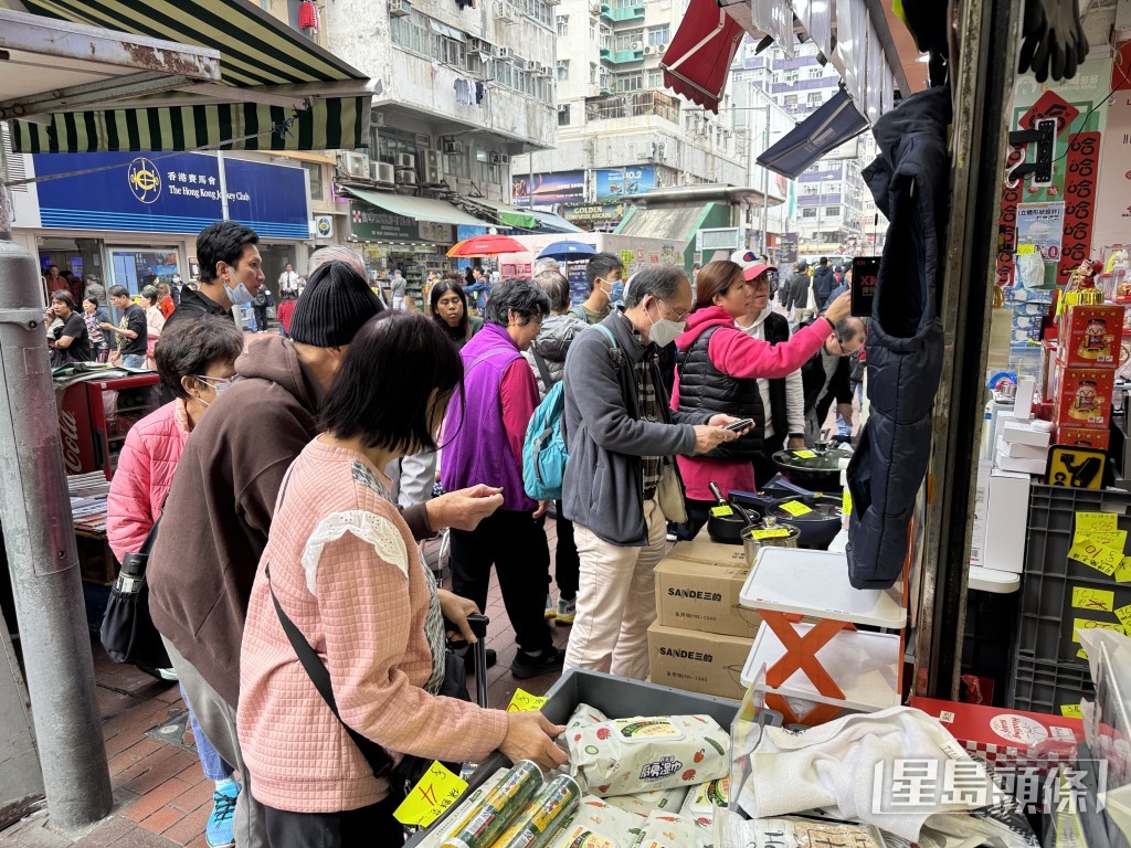 當中位於鴨寮街的分店更坐落地鐵站旁路口位置，「搶客」、「爭生意」意味甚濃。陳俊豪攝