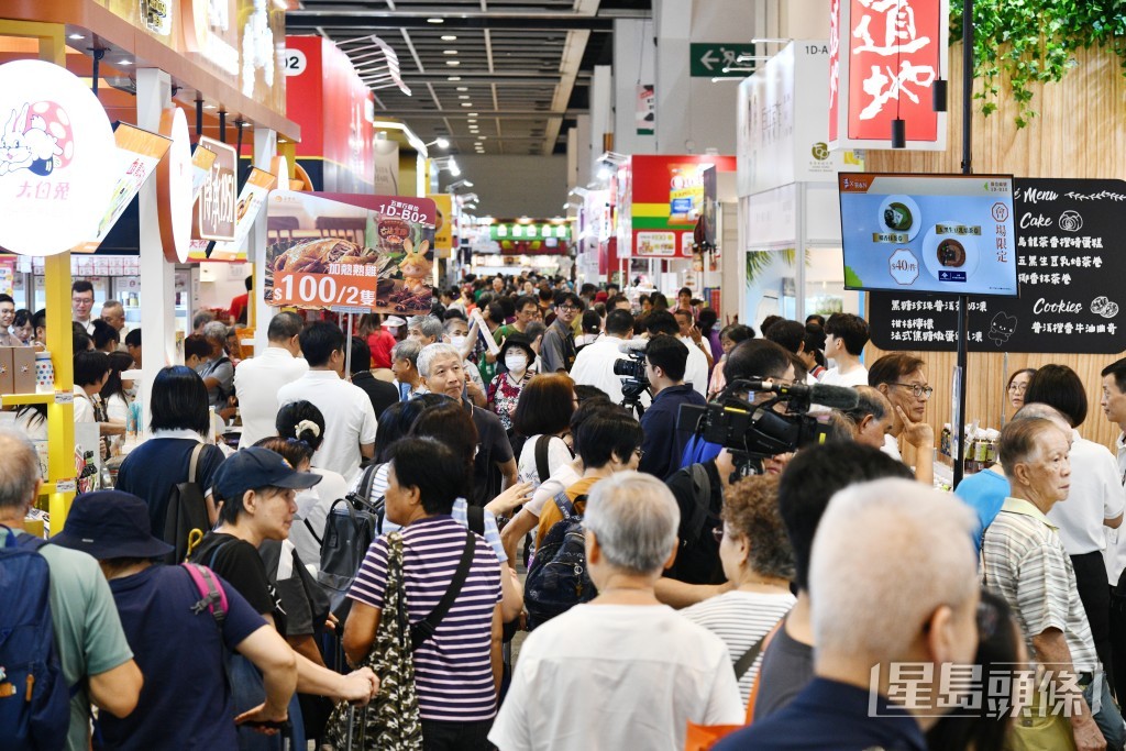 美食博覽開幕首日現場人頭湧湧。 美食博覽開幕首日現場人頭湧湧。