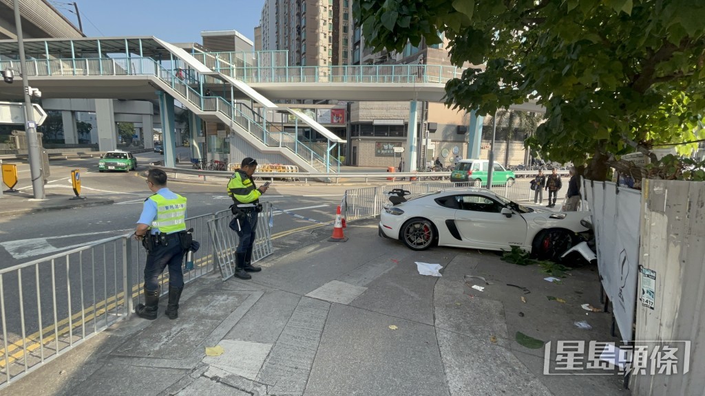 保時捷撞毀鐵欄鏟上行人路。楊偉亨攝