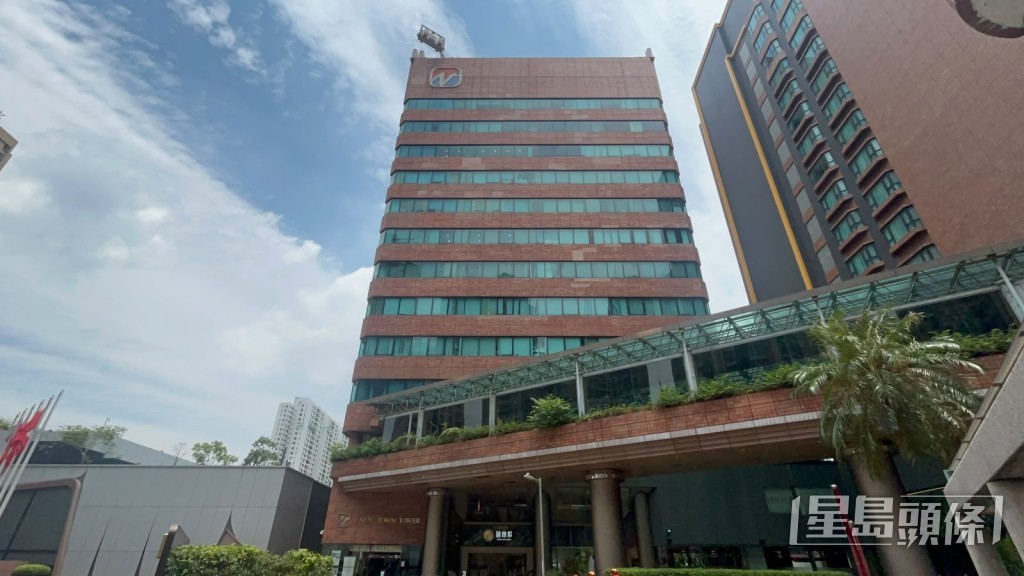 兩工人在天台被困吊船。楊偉亨攝 兩工人在天台被困吊船。楊偉亨攝