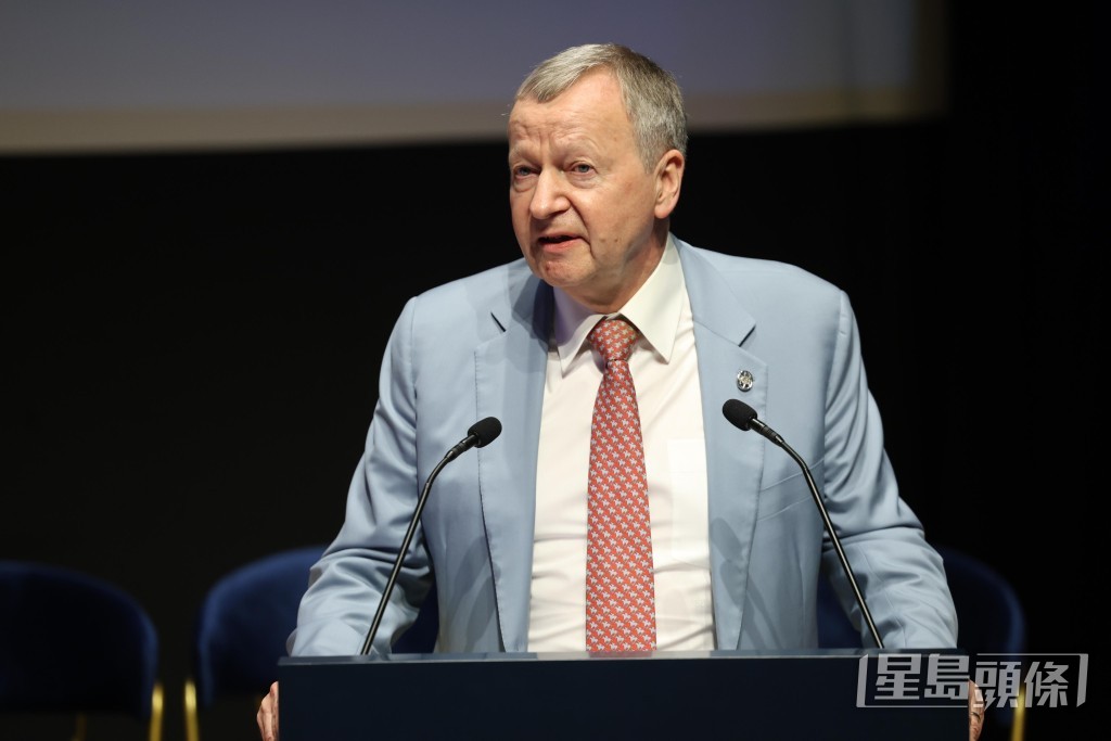 香港賽馬會行政總裁應家柏，在國際騎師錦標賽見面會中致詞。