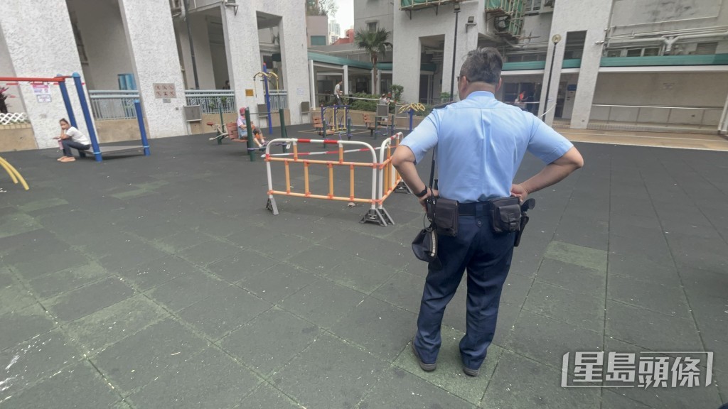 警員圍封墮龜現場進行調查。楊偉亨攝 警員圍封墮龜現場進行調查。楊偉亨攝