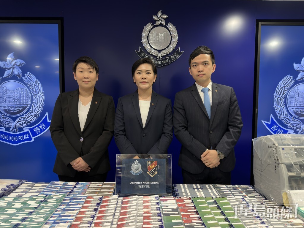 商業罪案調查科情報及支援組警司郭靜怡(圖中)、訛騙調查組總督察羅婉珊(圖左)及高級督察謝嘉倫講述案情。梁國峰攝 商業罪案調查科情報及支援組警司郭靜怡(圖中)、訛騙調查組總督察羅婉珊(圖左)及高級督察謝嘉倫講述案情。梁國峰攝