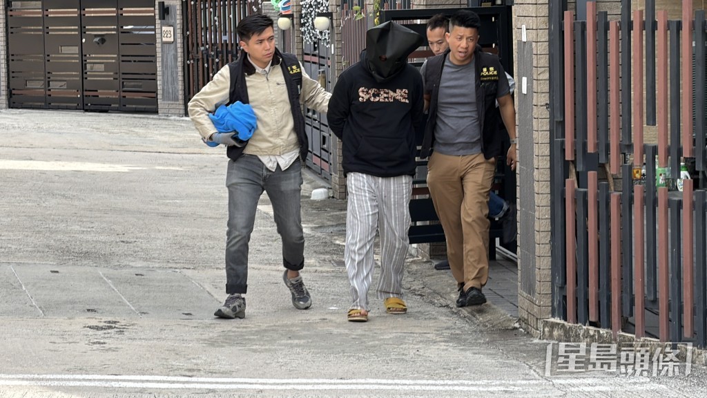 工程公司另一名男董事被押返蝦尾新村搜屋。