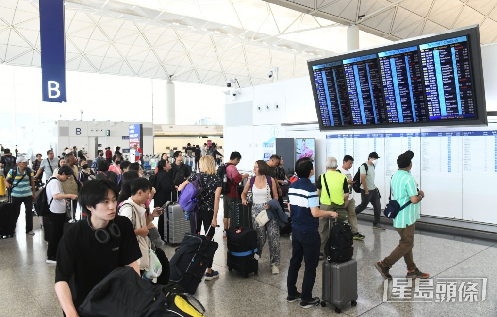 不少旅客的航班因風暴影響而需改期至今日出發。