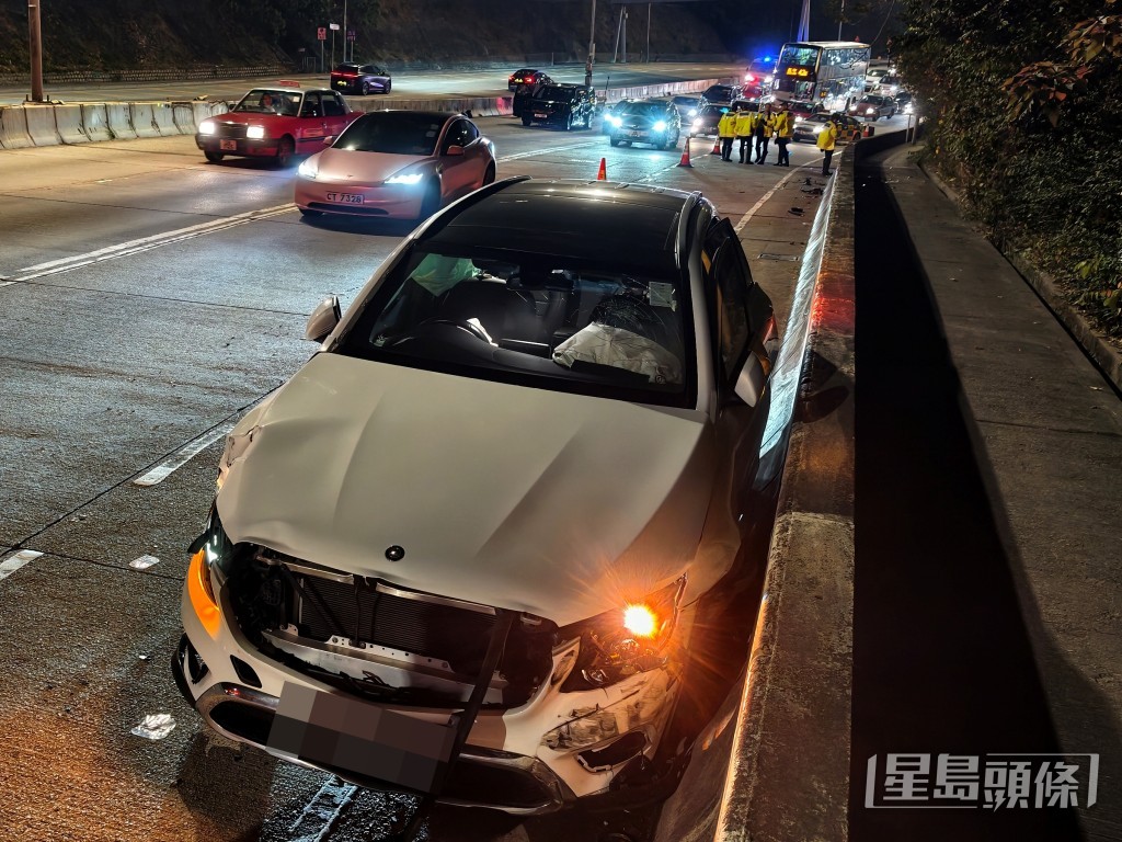 白色平治車頭受損。 白色平治車頭受損。