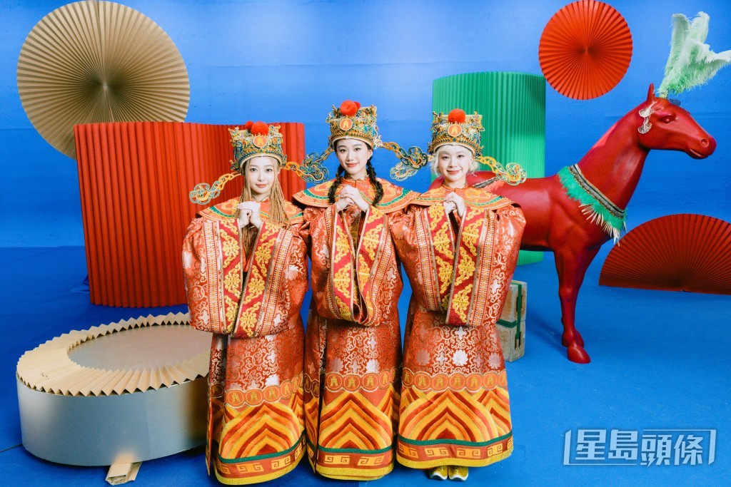 女團VIVA成員Ada、Carina、VALC即使穿上厚重華麗的財神服，依然青春洋溢。