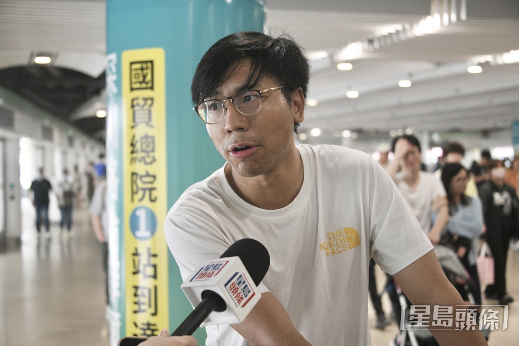 黃先生一家三口計劃即日來回深圳,預算共1000元左右。陳浩元攝 黃先生一家三口計劃即日來回深圳,預算共1000元左右。陳浩元攝