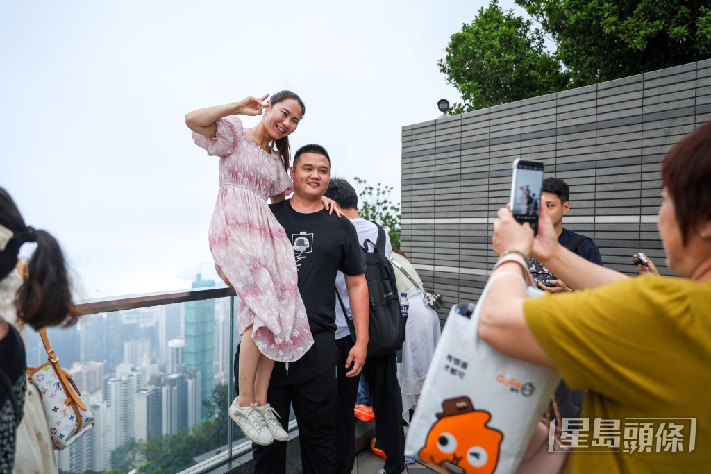 旅客打卡地標式維港景觀。 旅客打卡地標式維港景觀。