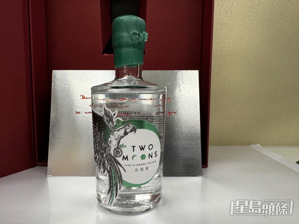 這支「五花茶氈酒」加上感謝卡,成為今年最令人印象深刻的結婚回禮之一。 這支「五花茶氈酒」加上感謝卡,成為今年最令人印象深刻的結婚回禮之一。